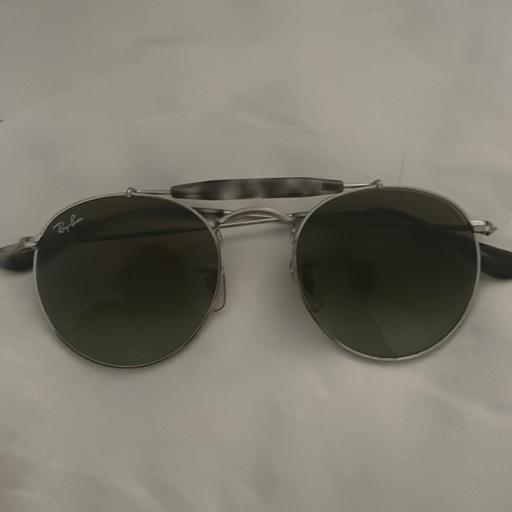 Ray Ban. Circle shape.